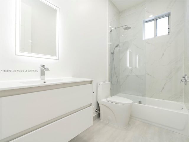 Продажа дома по адресу 1421 SW 24th Ct 1 - фото 6140153