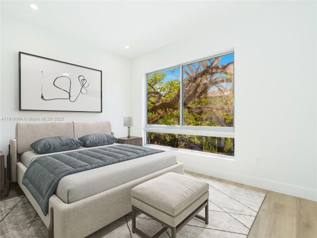 Продажа дома по адресу 1421 SW 24th Ct 1 - фото 6140154