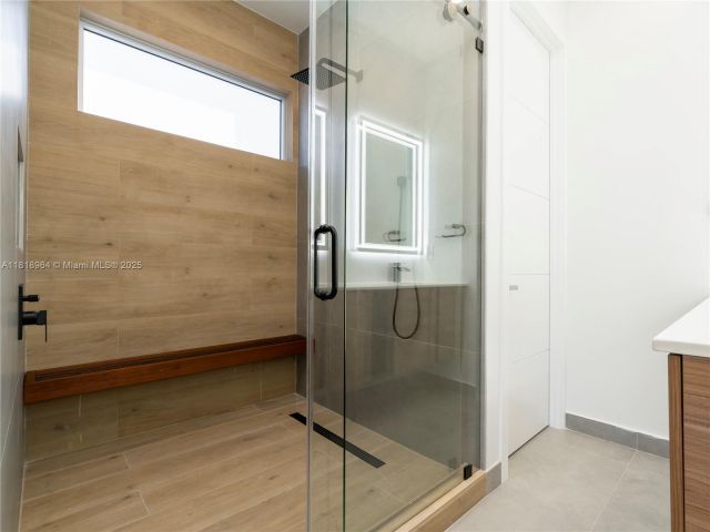 Продажа дома по адресу 1421 SW 24th Ct 1 - фото 6140155