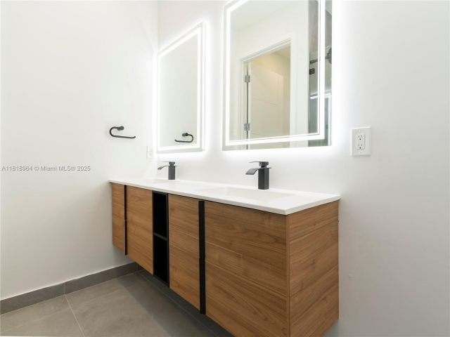 Продажа дома по адресу 1421 SW 24th Ct 1 - фото 6140156