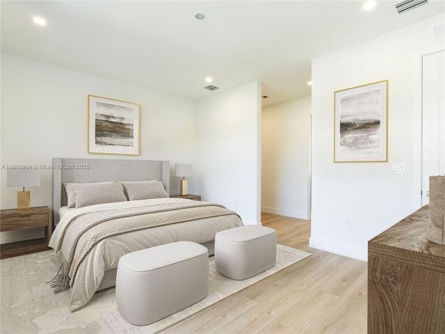 Продажа дома по адресу 1421 SW 24th Ct 1 - фото 6140157