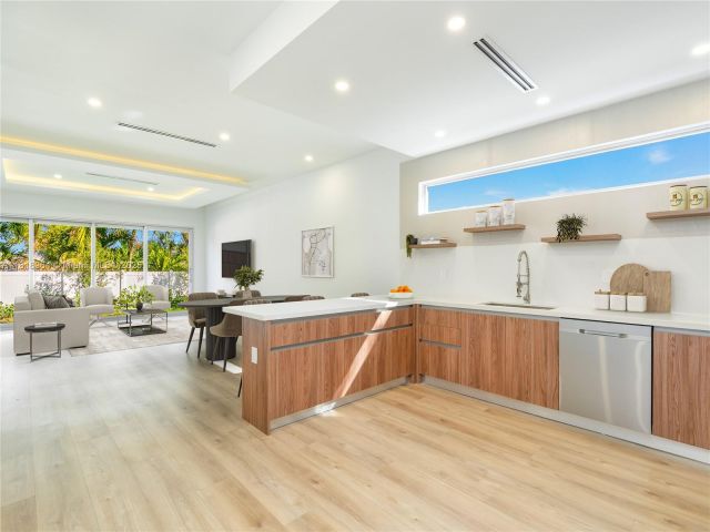 Продажа дома по адресу 1421 SW 24th Ct 1 - фото 6140159