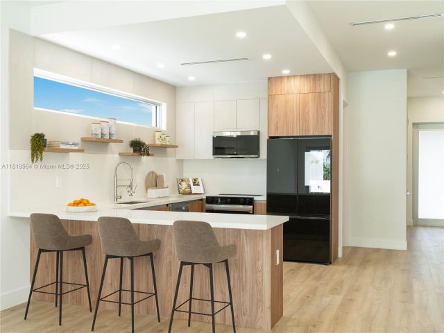 Продажа дома по адресу 1421 SW 24th Ct 1 - фото 6140160