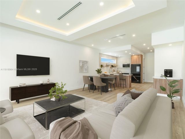 Продажа дома по адресу 1421 SW 24th Ct 1 - фото 6140163