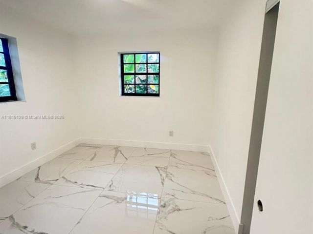 Продажа дома по адресу 1325 NE 203rd St - фото 6141024