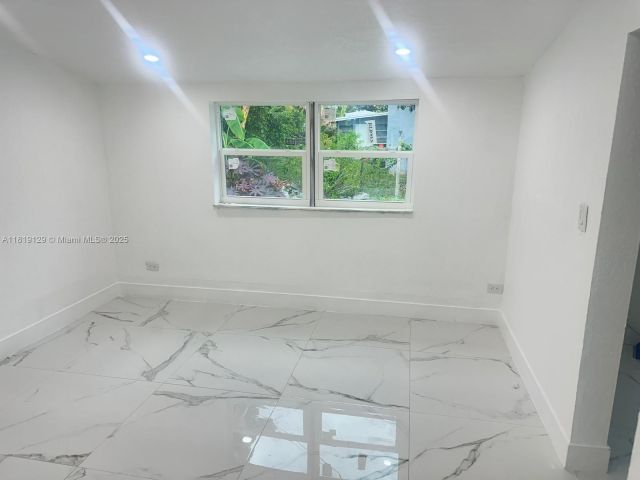 Продажа дома по адресу 1325 NE 203rd St - фото 6141035