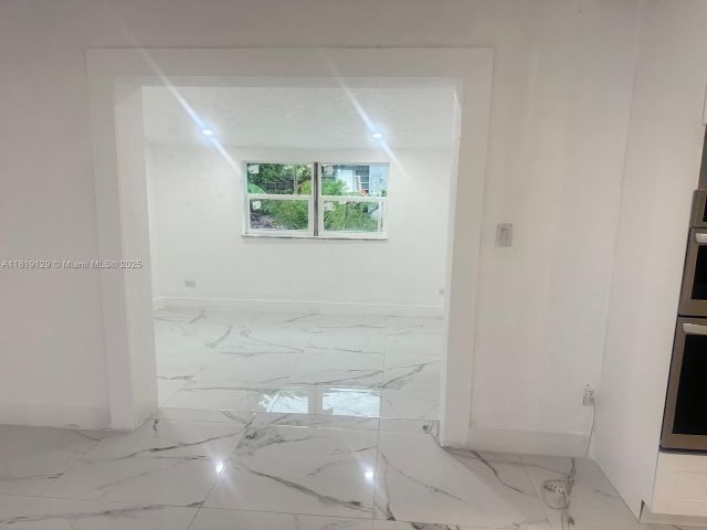 Продажа дома по адресу 1325 NE 203rd St - фото 6141036