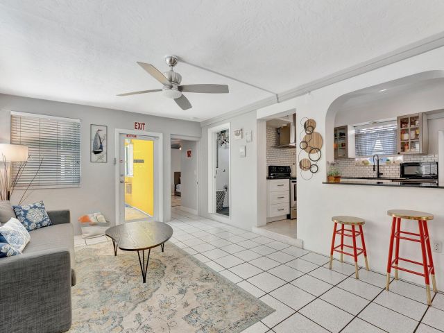 Дом в аренду по адресу 1246 Johnson Street - фото 6143942