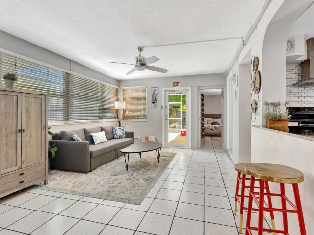 Дом в аренду по адресу 1246 Johnson Street - фото 6143943