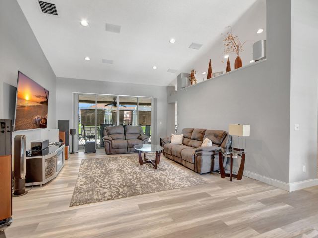 Продажа дома по адресу 9720 Enchanted Pointe Lane - фото 6144548