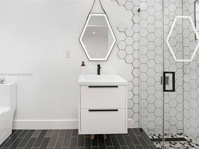 Продажа дома по адресу 1611 Madison St - фото 6153609