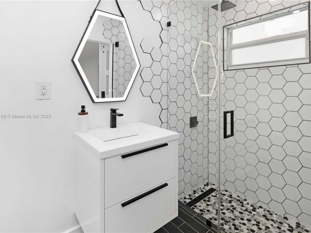 Продажа дома по адресу 1611 Madison St - фото 6153610