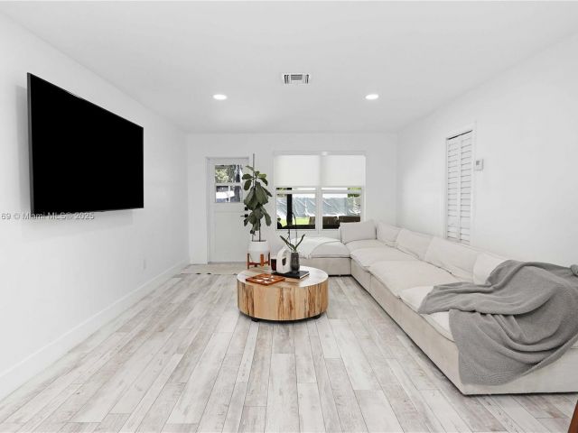 Продажа дома по адресу 1611 Madison St - фото 6153617