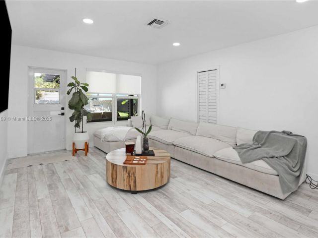 Продажа дома по адресу 1611 Madison St - фото 6153618