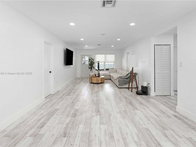 Продажа дома по адресу 1611 Madison St - фото 6153619