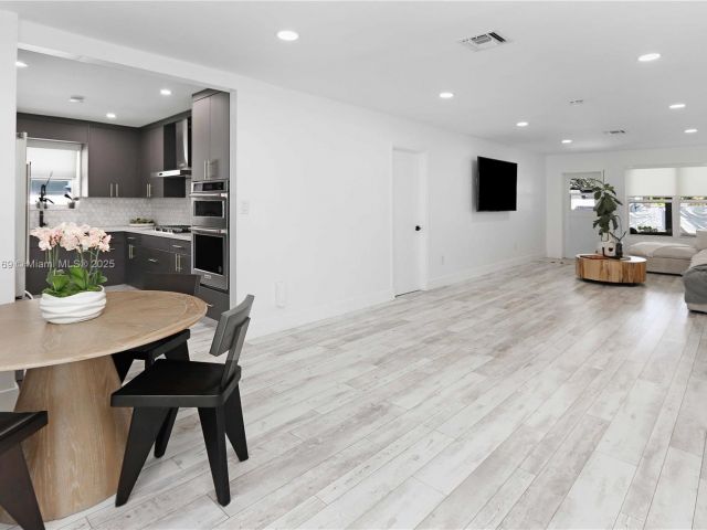 Продажа дома по адресу 1611 Madison St - фото 6153620