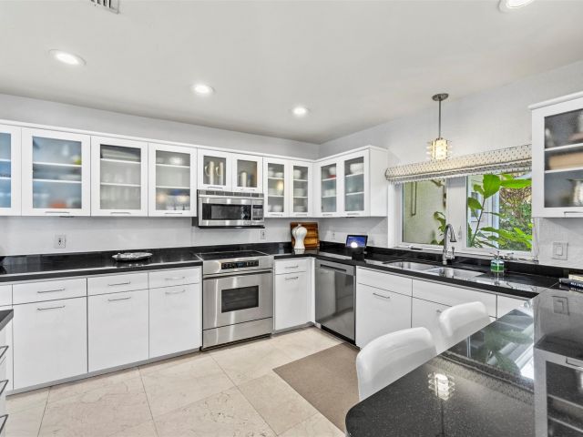 Продажа дома по адресу 1719 Poinsettia Dr - фото 6173413