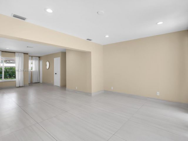 Дом в аренду по адресу 1540 SE 23rd Ave - - фото 6144023