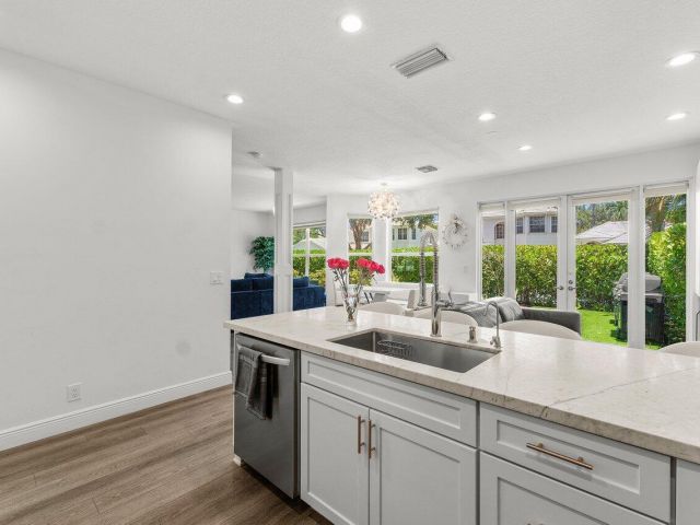 Продажа дома по адресу 5850 NW 42nd Terrace - фото 6145830