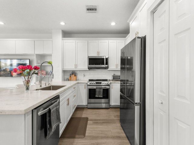 Продажа дома по адресу 5850 NW 42nd Terrace - фото 6145831