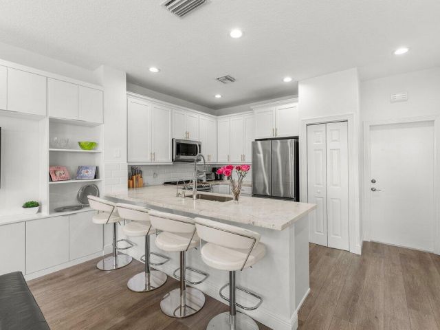 Продажа дома по адресу 5850 NW 42nd Terrace - фото 6145832