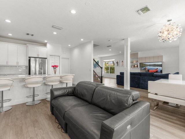 Продажа дома по адресу 5850 NW 42nd Terrace - фото 6145833