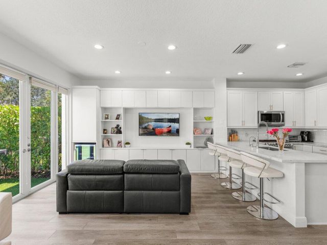 Продажа дома по адресу 5850 NW 42nd Terrace - фото 6145835