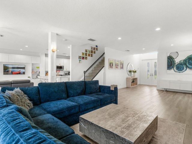 Продажа дома по адресу 5850 NW 42nd Terrace - фото 6145837