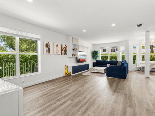 Продажа дома по адресу 5850 NW 42nd Terrace - фото 6145842