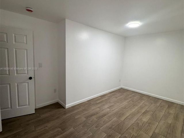 Дом в аренду по адресу 617 NW 3rd Ave A - фото 6146281