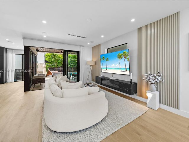 Дом в аренду по адресу 550 NW 42nd St - фото 6148320