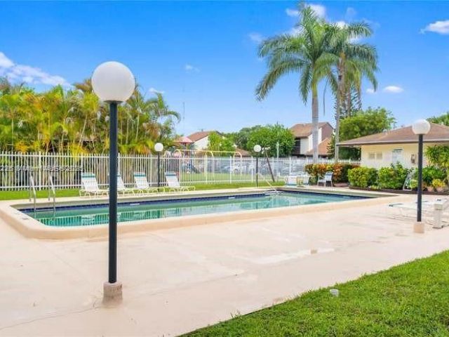 Дом в аренду по адресу 267 NE 201st Ter 267 - фото 6148331