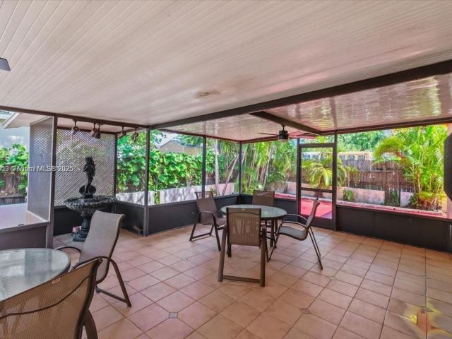 Продажа дома по адресу 6385 SW 25th St - фото 6161468