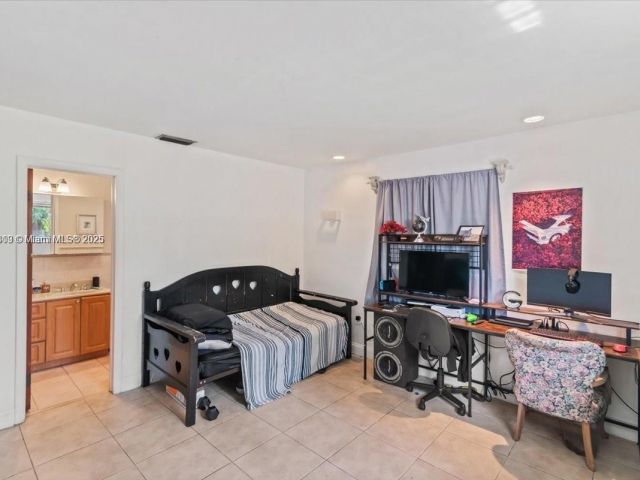 Продажа дома по адресу 6385 SW 25th St - фото 6161471