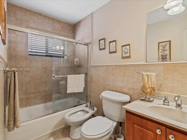 Продажа дома по адресу 6385 SW 25th St - фото 6161473