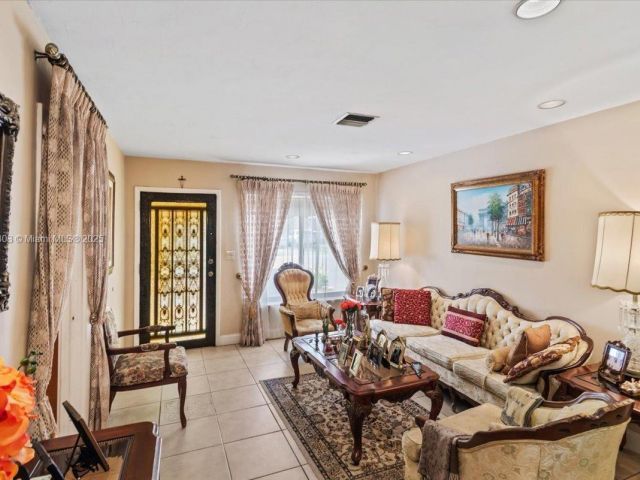 Продажа дома по адресу 6385 SW 25th St - фото 6161479