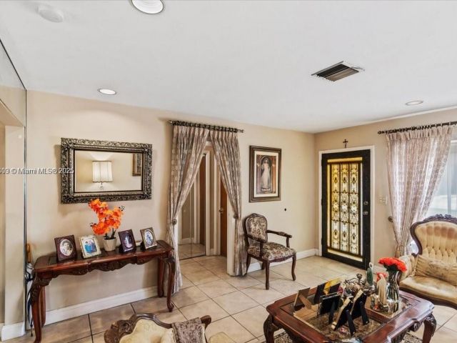 Продажа дома по адресу 6385 SW 25th St - фото 6161480