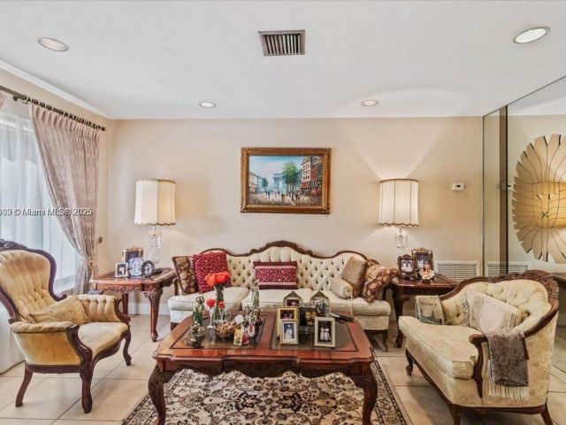 Продажа дома по адресу 6385 SW 25th St - фото 6161481