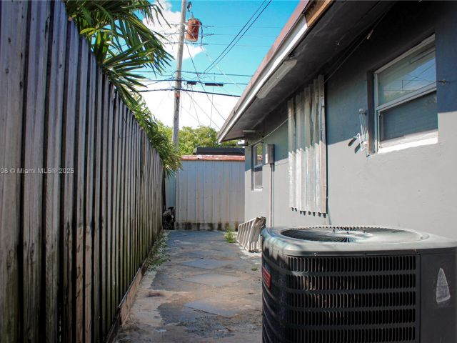 Продажа дома по адресу 7811 Sheridan St - фото 6149195