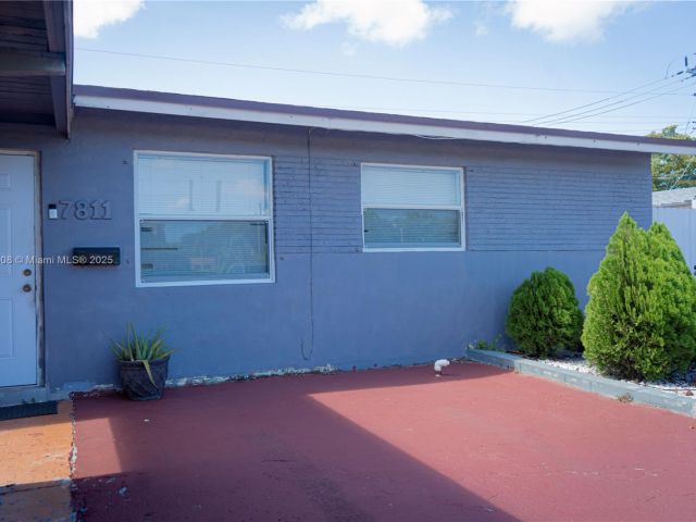 Продажа дома по адресу 7811 Sheridan St - фото 6149207