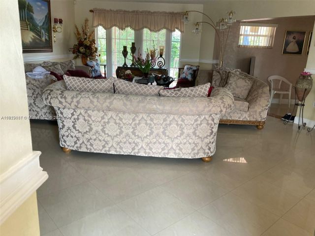 Продажа дома по адресу 12548 SW 210th St - фото 6149428