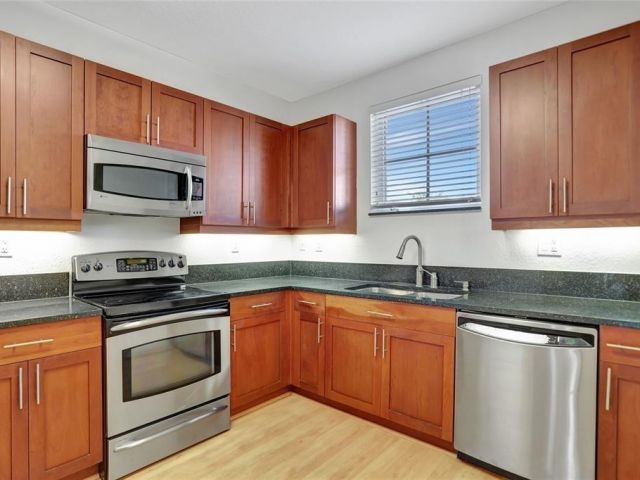 Дом в аренду по адресу 1345 SW 4th Court - фото 6165914