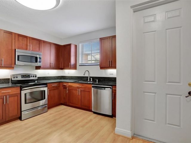 Дом в аренду по адресу 1345 SW 4th Court - фото 6165915