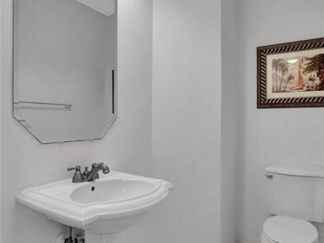 Дом в аренду по адресу 1345 SW 4th Court - фото 6165916