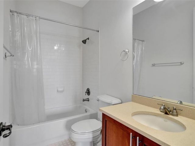 Дом в аренду по адресу 1345 SW 4th Court - фото 6165918