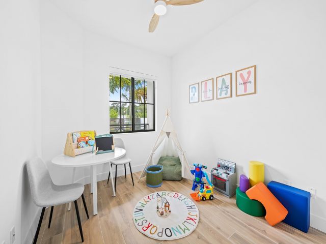 Продажа дома по адресу 1445 SW 23rd Court - фото 6241044