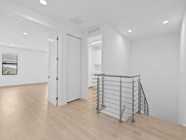 Продажа дома по адресу 1445 SW 23rd Court - фото 6241054