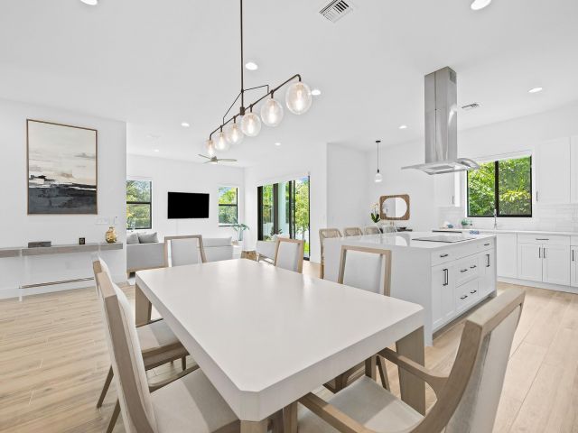 Продажа дома по адресу 1445 SW 23rd Court - фото 6241056