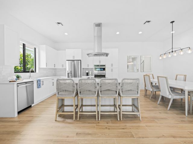 Продажа дома по адресу 1445 SW 23rd Court - фото 6241057