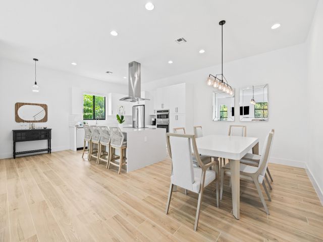 Продажа дома по адресу 1445 SW 23rd Court - фото 6241058